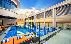 Luxury Apartment - Rooftop Swimming Pool - Beach Front - Hinata Apartment